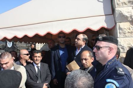 المحافظ رمضان يتسلم مذكرة احتجاج من معلمي جنين وقباطية للمطالبة تحسين أوضاعهم